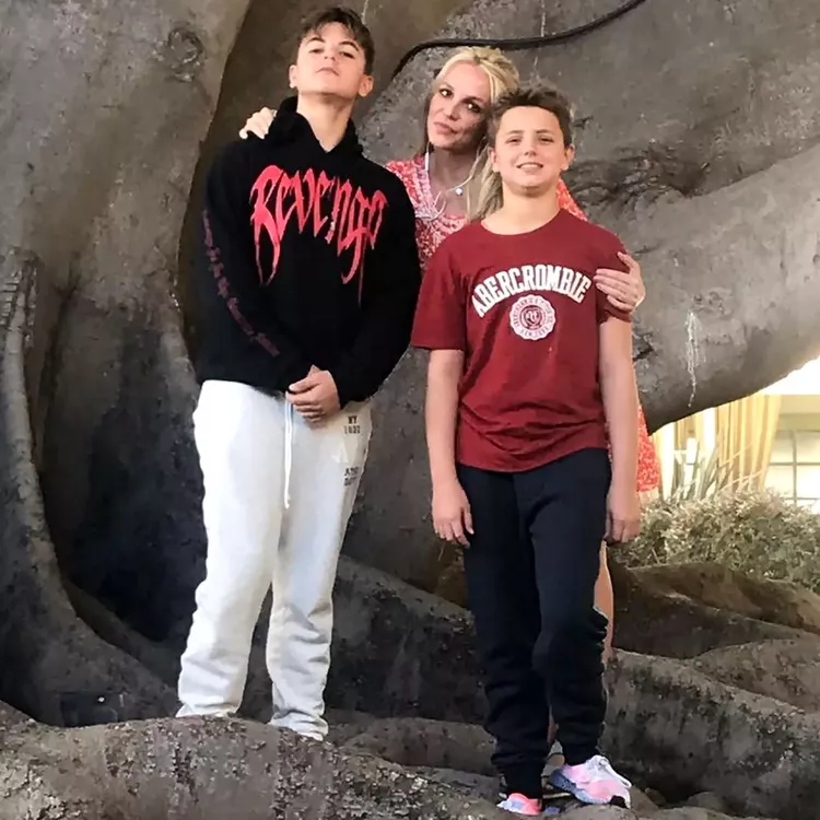 britney-spears-happiest-times-are-when-shes-with-sons-everything-else-fades-away-001