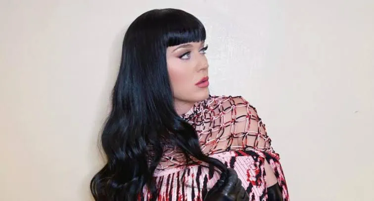16056-katy-perry-enamora-a-todos-al-regresar-a-su-iconica-cabellera-negra