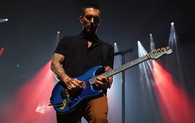 rs_634x932-221002081026-1024-Maroon_5_Adam_Levine_TRU_1413