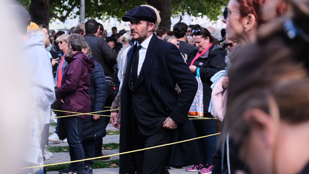 220916092225-01-david-beckham-qe2-queue-0916